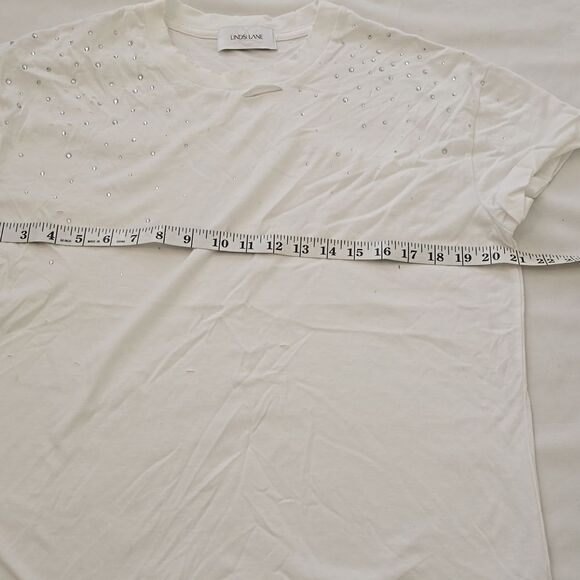 LINDSI LANE CHRYSTAL EMBELLISHED, DISTRESSED T-SHIRT SIZE SMALL - Picture 5 of 10